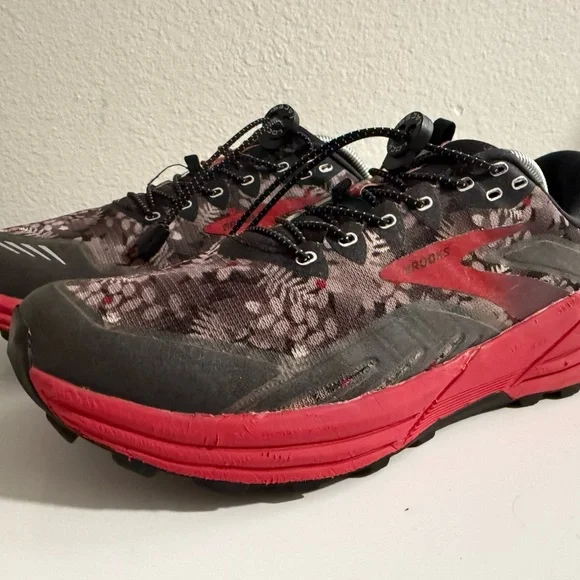 Brooks Cascadia 16 GTX Men's Trail Running Shoes in Black and Pink - Picture 4 of 9